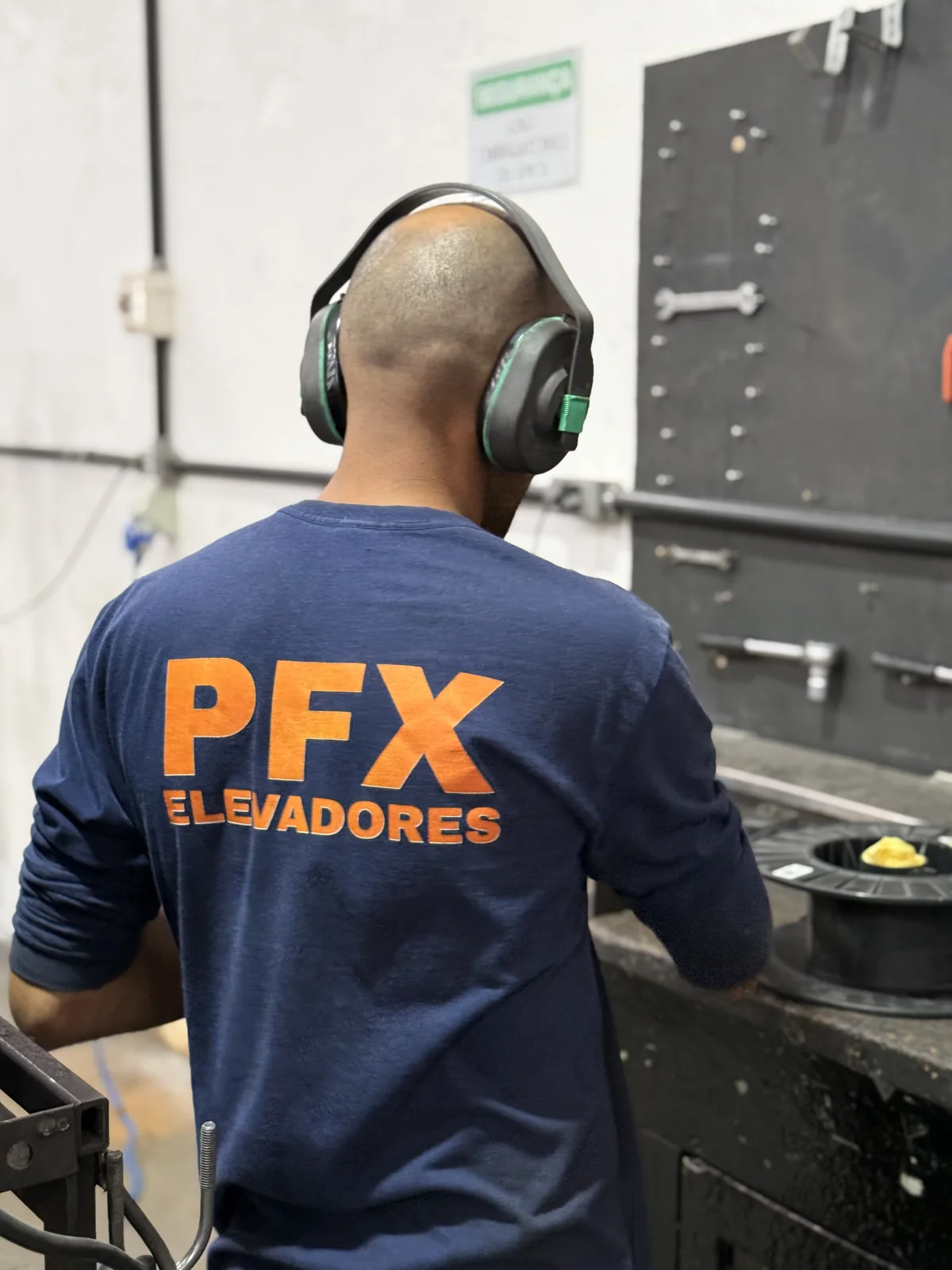 Técnico da PFX na linha de produção