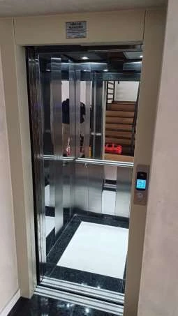 Cabina em inox espelhado instalada