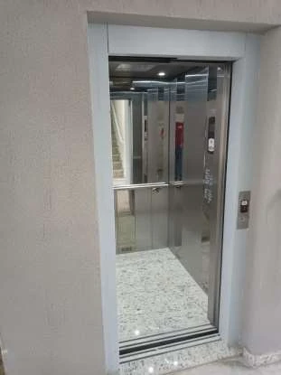 Elevador instalado em hall residencial
