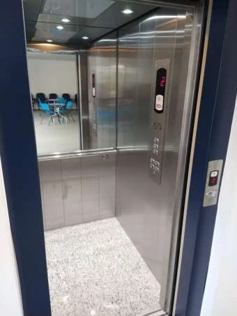 Elevador instalado em edifício comercial